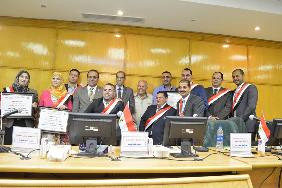 تكريم الساده اعضاء هيئة التدريس بالكلية