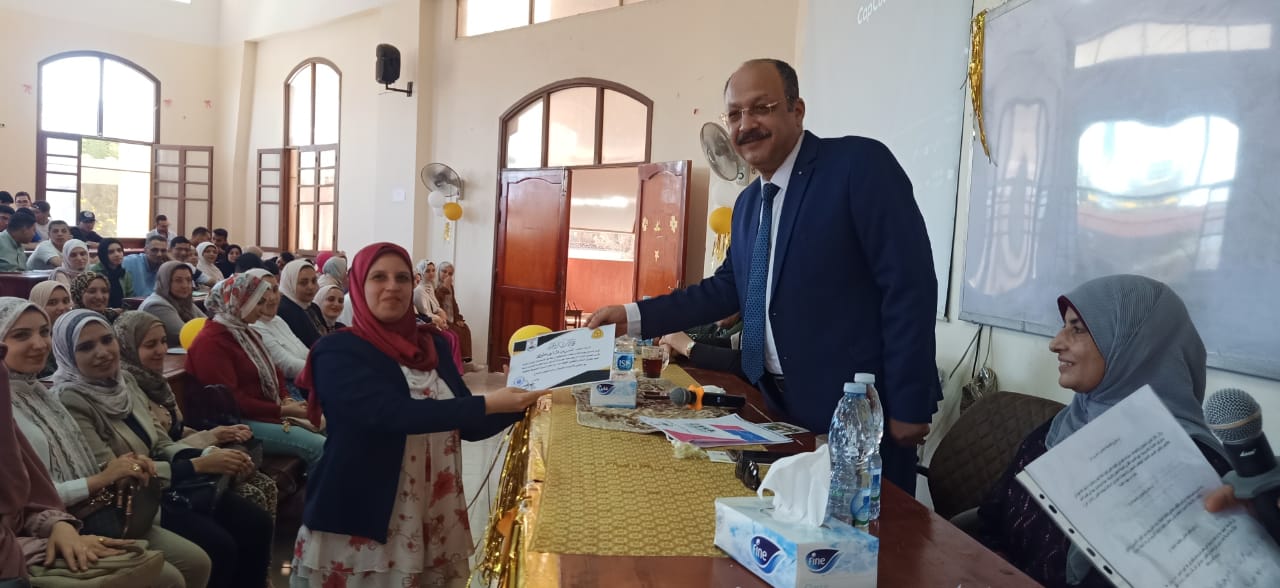 تكريم أعضاء هيئة التدريس والهيئة المعاونه