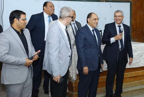 السيد الاستاذ الدكتور/ ممدوح المسلمي عميد كلية الحقوق ووكلاء الكلية في استقبال السيد الاستاذ الدكتور /خالد الدرندلى رئيس الجامعه في زيارة لكلية الحقوق لمتابعة سير العملية التعليميه والترحيب بالطلاب الجدد.