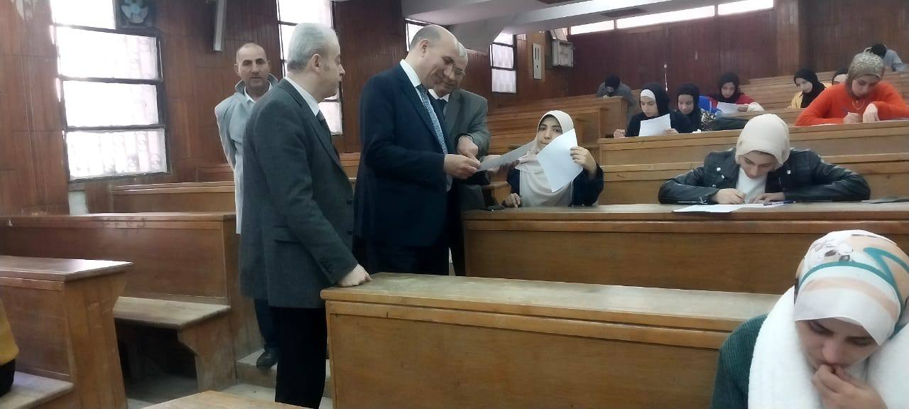 نائب رئيس جامعة الزقازيق لشئون التعليم والطلاب وعميد الكلية و وكيل الكلية لشئون التعليم والطلاب يتفقدوا سير الامتحانات بكلية الحقوق