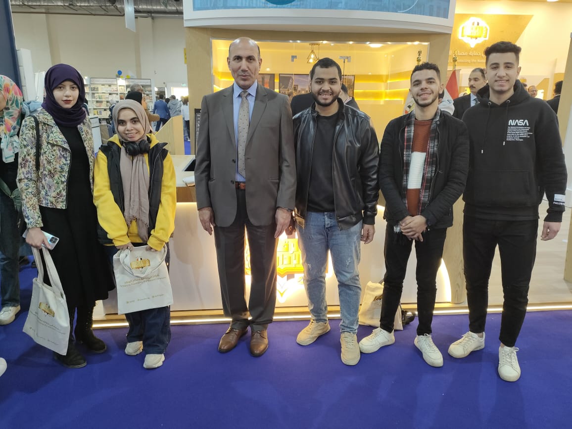 مشاركه طلاب الكلية ضمن الوفد المرافق للسيد ا.د / هلال عفيفي نائب رئيس الجامعه لشئون التعليم والطلاب لزيارة معرض الكتاب