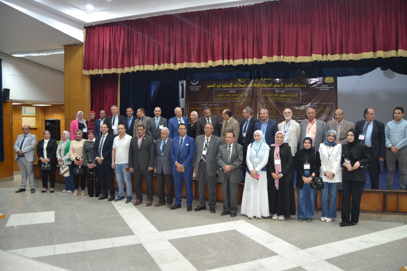 أ.د/ إيهاب الببلاوى فى صورة تذكارية مع جانب من اعضاء مؤتمر المعهد يوم 27 أبريل 2025