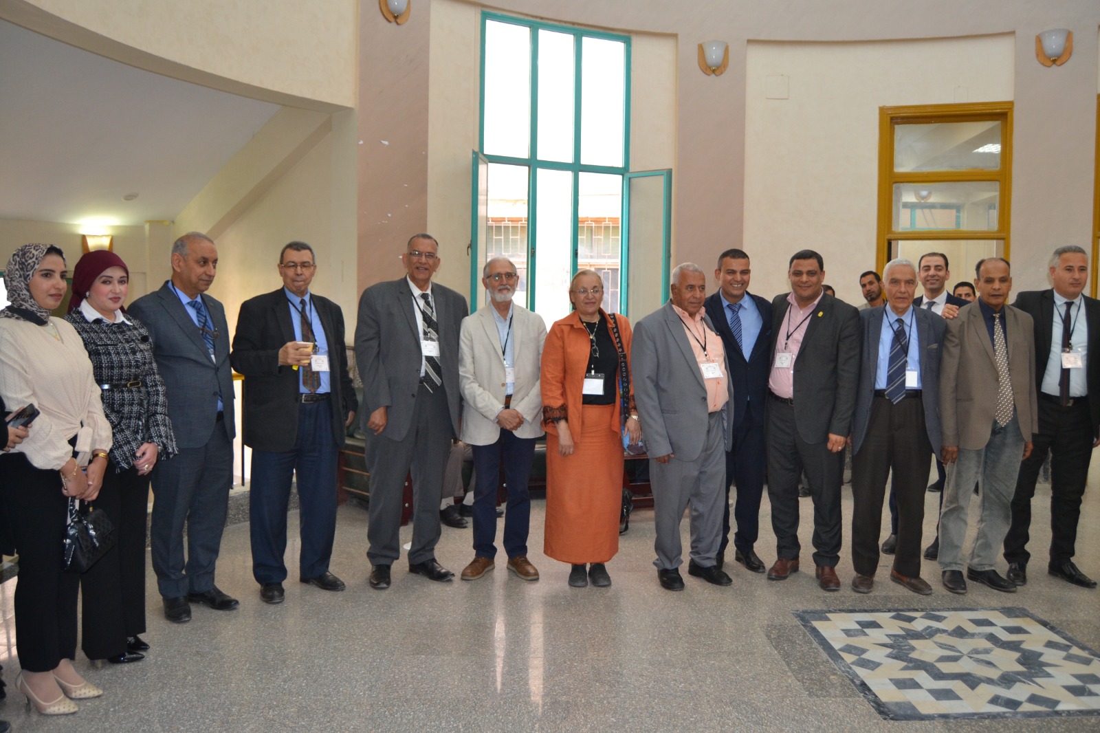 صورة تجمع اعضاء مؤتمر "حضارات الشرق الأدنى القديم وأثرها على الحضارات الإنسانية عبر العصور"