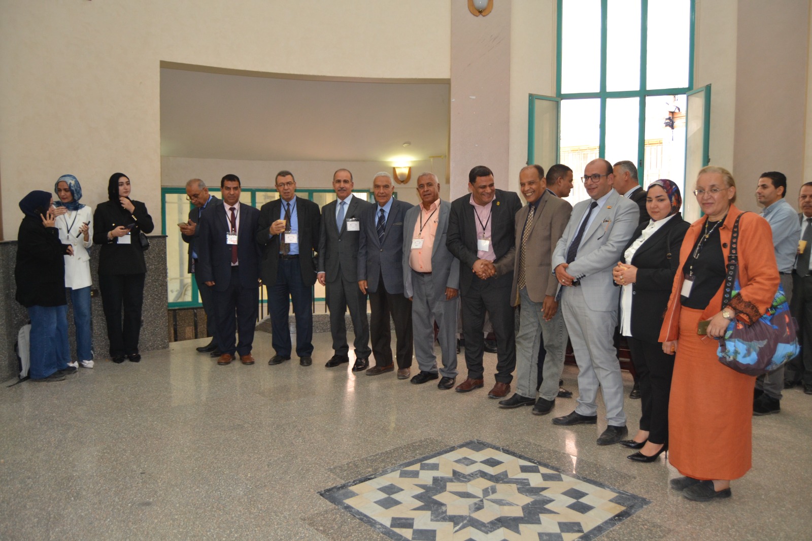 صورة تجمع اعضاء مؤتمر "حضارات الشرق الأدنى القديم وأثرها على الحضارات الإنسانية عبر العصور"
