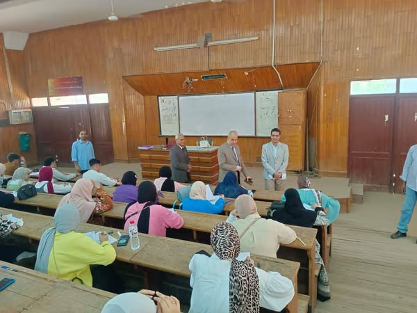 Dean of the Faculty of Law - Zagazig University, Prof. Dr. Mamdouh Al-Muslimi, and the Vice Dean for Education and Student Affairs, Prof. Dr. Mohamed Hamdy Bahnasy, are following up on the progress of the second semester exams from within the Faculty of Law, Zagazig University.