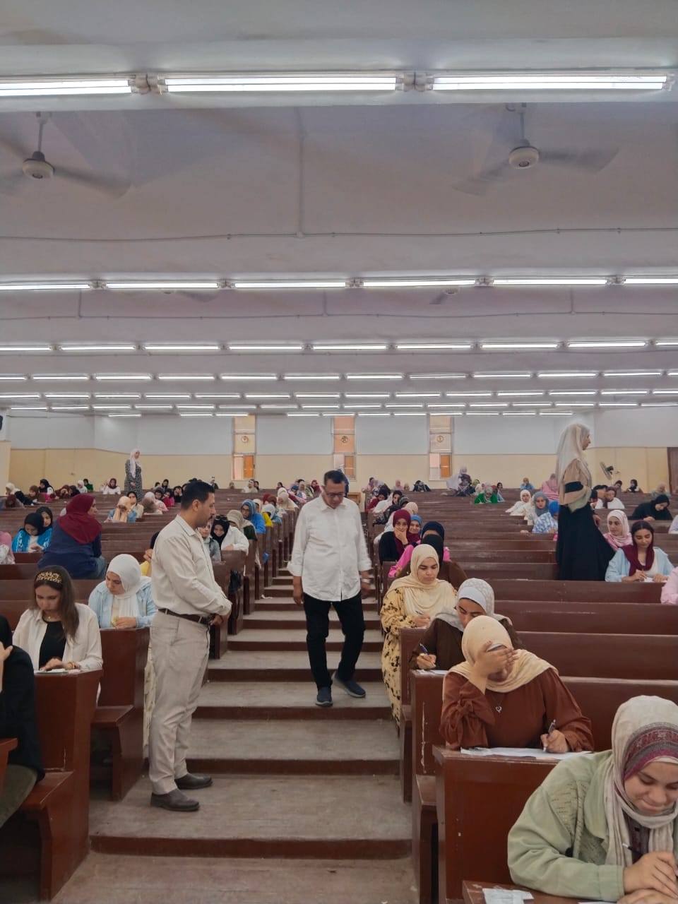Prof. Dr. Shiha Hossein inspects the exam committees and praises the discipline of the committees