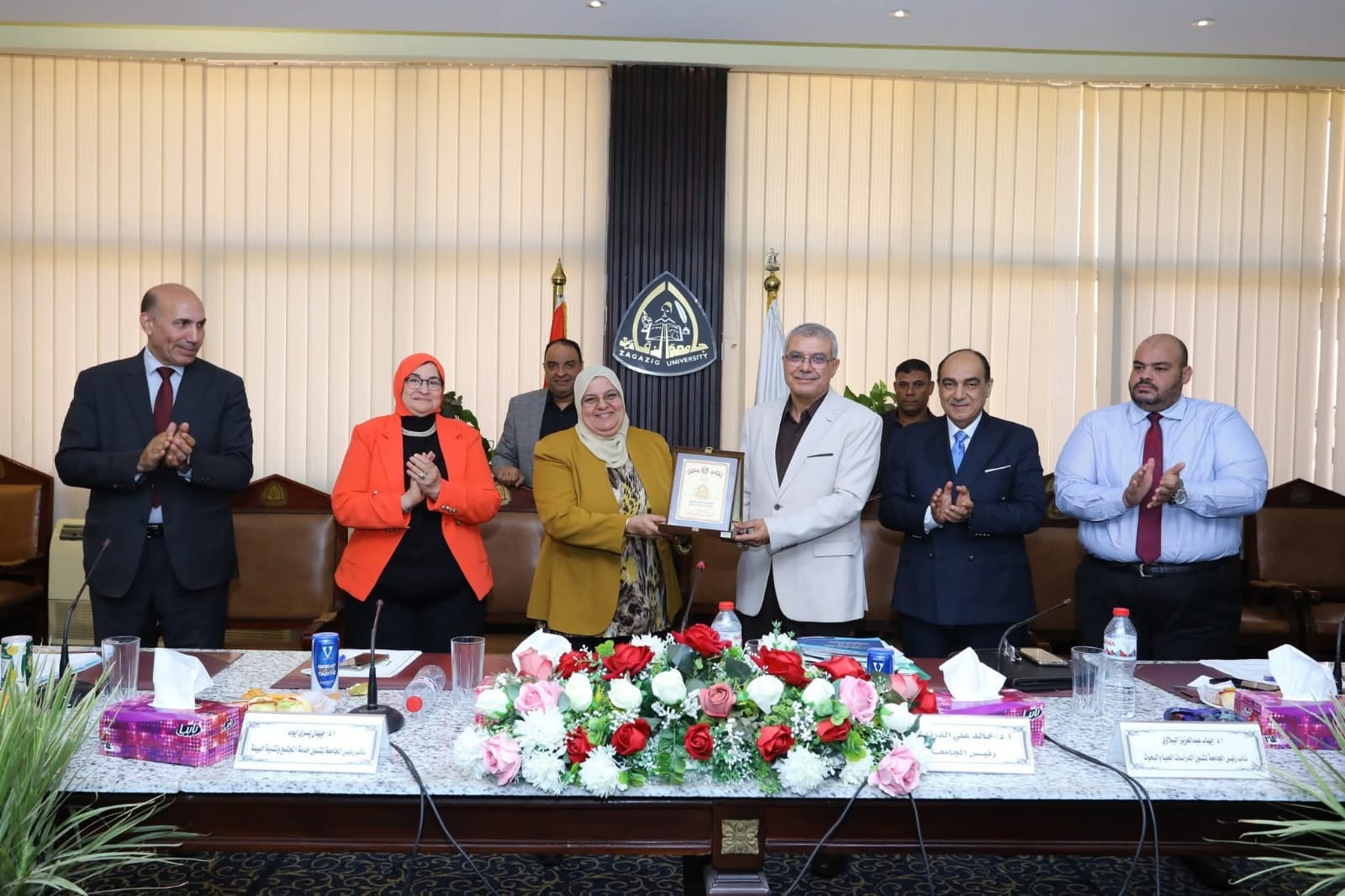 إهداء درع الجامعة لمعالي الأستاذة الدكتورة نادية محمد طه-عميد الكلية تقديرا لمساهماتها وجهودها الجلية