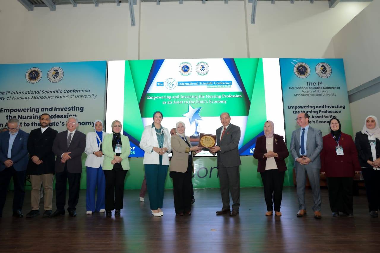 تكريم معالى الاستاذة الدكتورة حنان محمد ترك عميد الكلية خلال فعاليات المؤتمر العلمي الدولي الأول لكلية التمريض جامعة المنصورة الأهلية " التمكين والاستثمار في مهنة التمريض"