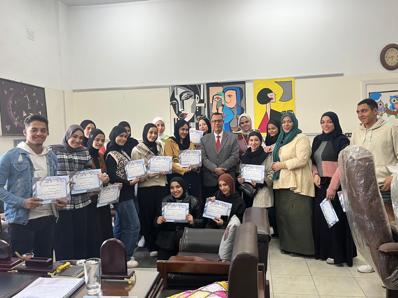 🌟الاستاذ الدكتور شحته حسنى حسين عميد الكلية يكرم فريق مسرح طفولة عن مسرحية " سبع ورقات كوتشينه" 🌟