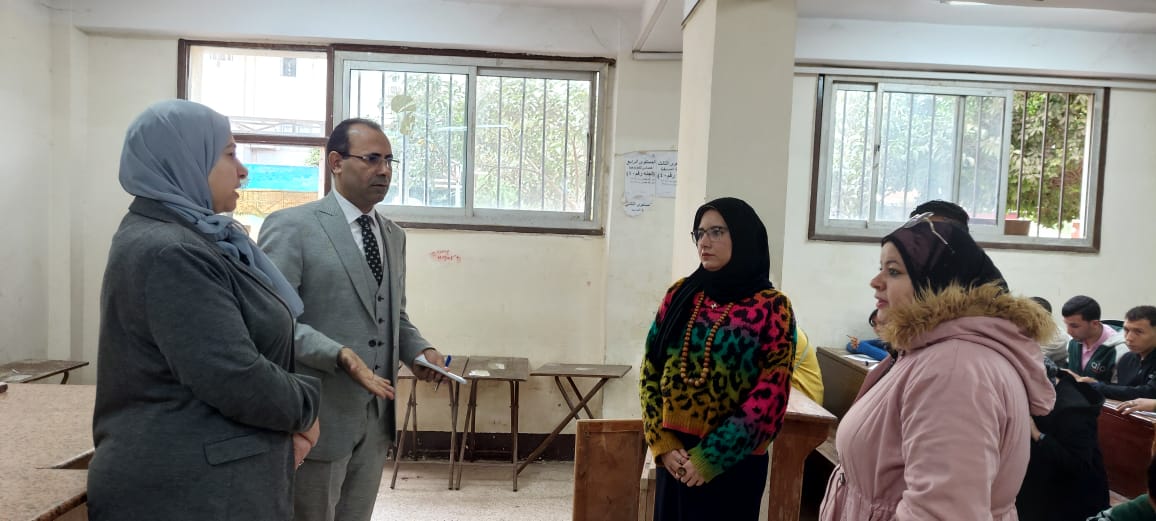 عميد كلية التربية النوعية بجامعة الزقازيق ووكيل شؤون التعليم والطلاب يتفقدان لجان الامتحانات ويؤكدان انتظامها بأقسام الإعلام التربوي والتربية الفنية والاقتصاد المنزلي.