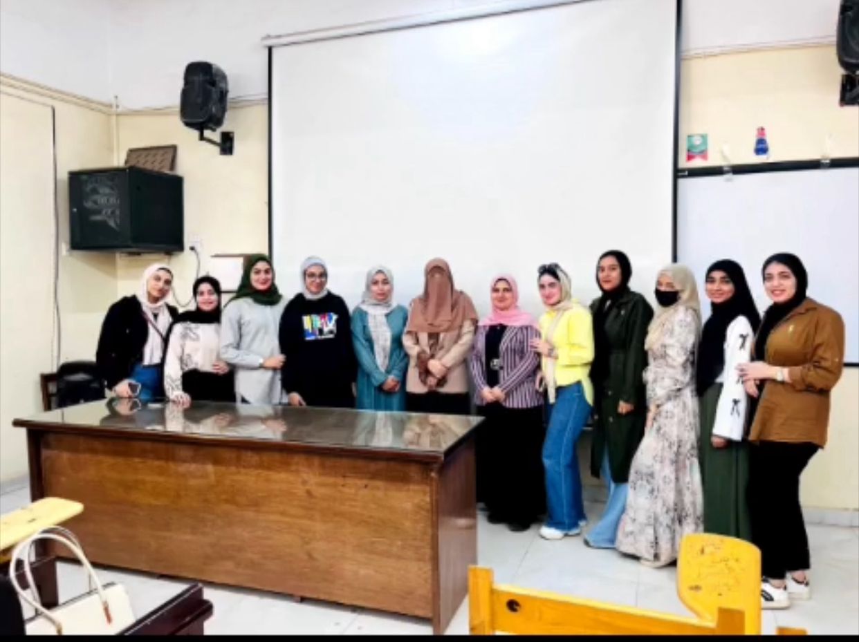 جانب من الجزء التطبيقي لمقرر نظريات تربوية لطالبات الفرقة الرابعة شعبة رياض الاطفال