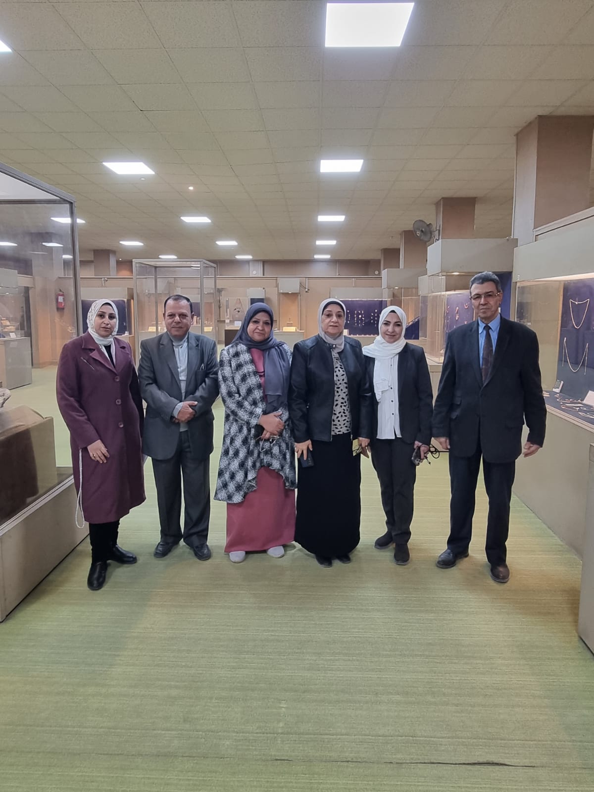 أ.د/ نائب رئيس الجامعة لشئون خدمة المجتمع وتنمية البيئة تشيد بمتحف الآثار الجامعى