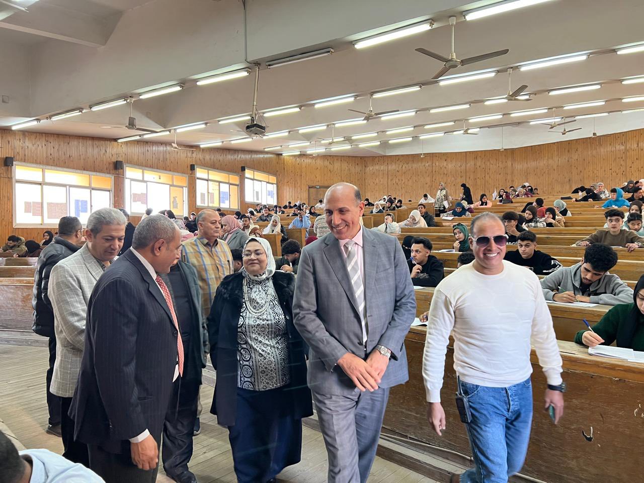 تفقد الأستاذ الدكتور هلال عفيفي نائب رئيس جامعة الزقازيق، لجان امتحانات الفصل الدراسي الأول بكلية الآداب