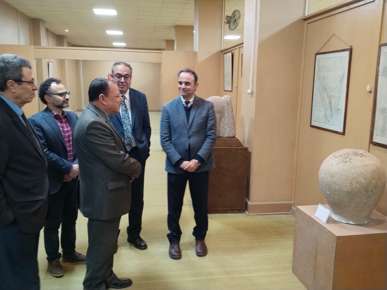 عميد كلية الطب وأستاذ جراحة المخ والأعصاب بجامعة ماريلاند في زيارة لمتحف الآثار