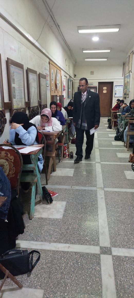 ضمن خطة المتابعة المستمرة… عميد كلية التربية النوعية جامعة الزقازيق يتابع سير امتحانات المستوى الثالث بالفترة المسائية.