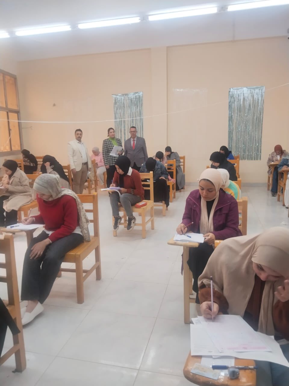 استكمالا لمتابعة سير الامتحانات الأستاذ الدكتور شحته حسنى عميد الكلية يتفقد لجان المستوى الاول والثانى  للفصل الدراسي الاول ٢٠٢٥/ ٢٠٢٦م.