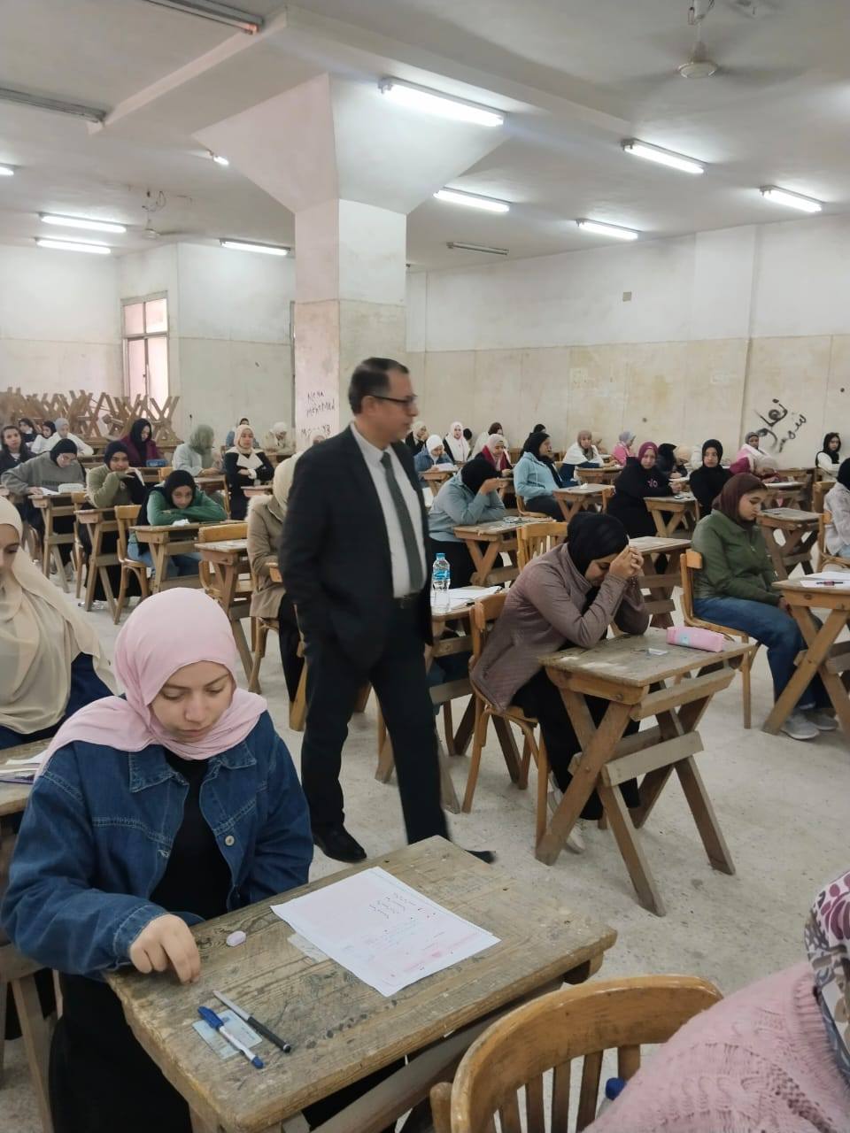 Prof. Dr. Shehta Hosni Hussein, Dean of the Faculty, monitors the educational process and the regularity of exams.