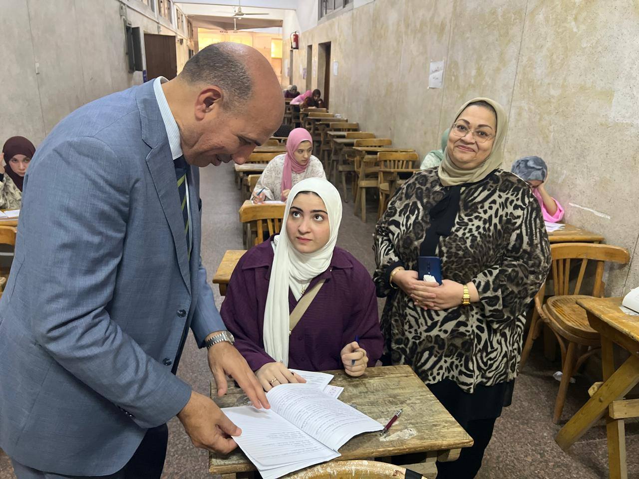 تفقد الأستاذ الدكتور هلال عفيفي نائب رئيس جامعة الزقازيق، لجان امتحانات الفصل الدراسي الثانى بكلية الآداب