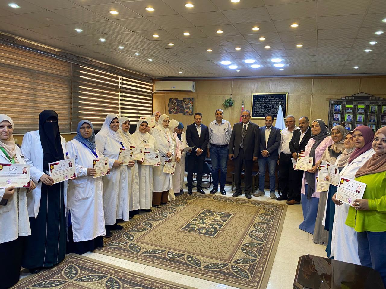 تكريم العامل المثالي بمستشفيات جامعة الزقازيق تقديرًا لجهود المتميزين